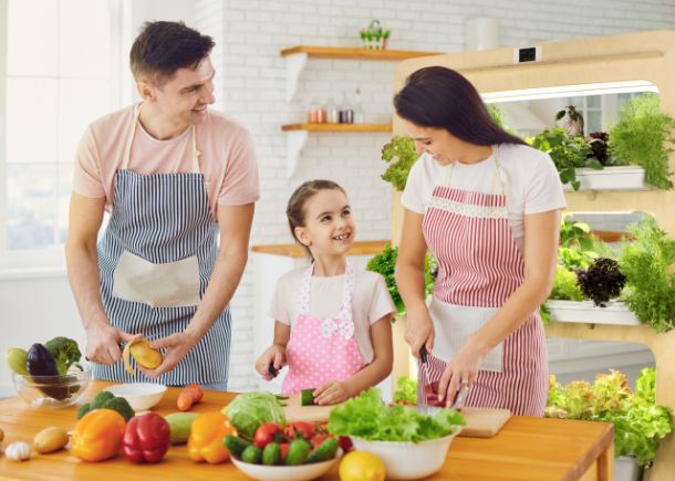 семья готовит на кухне