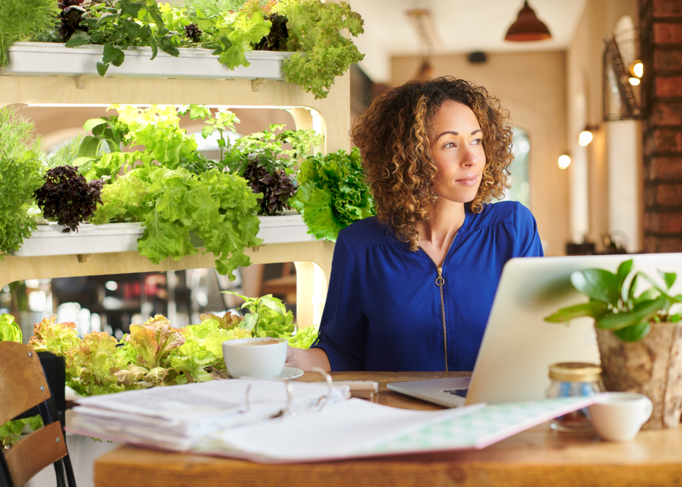 девушка в кафе